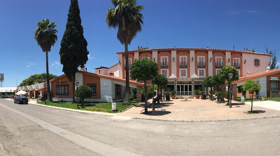 Fachada exterior del Hotel Don Gonzalo en Montilla, con arquitectura andaluza en tonos terracota y blanco